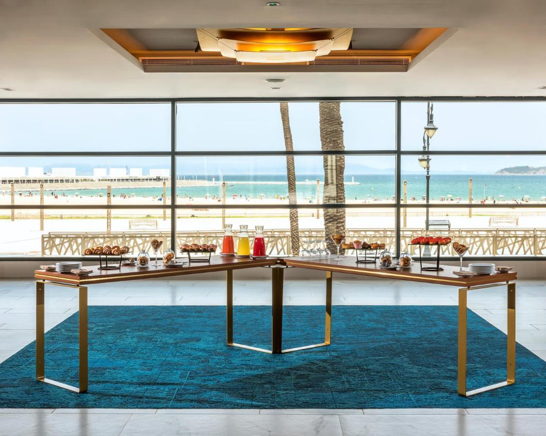 Barcelo Tanger 호텔 외부 사진 The lobby at the Hilton Tel Aviv